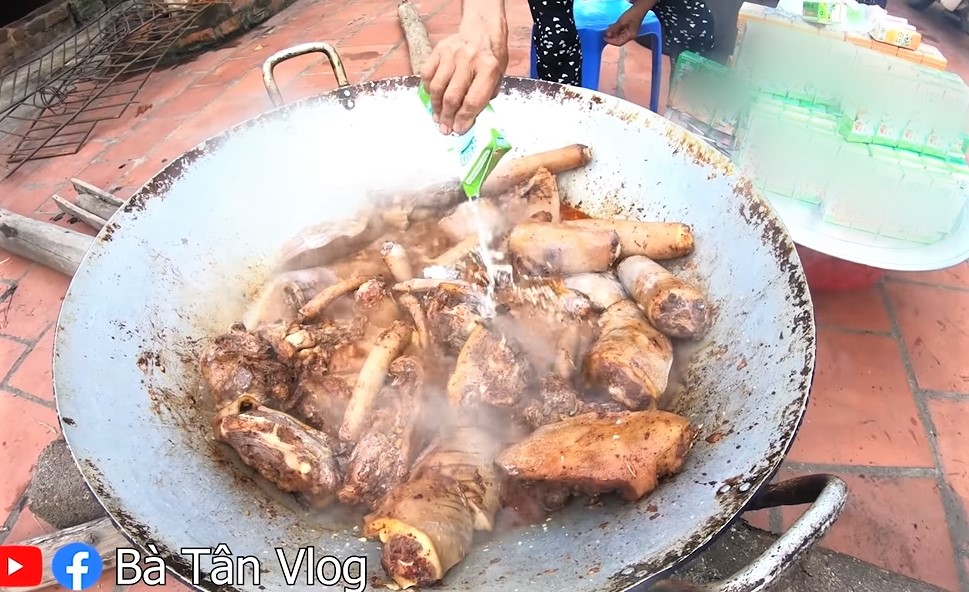 Bà Tân Vlog lại gây tranh cãi khi làm món siêu to khổng lồ này - 3