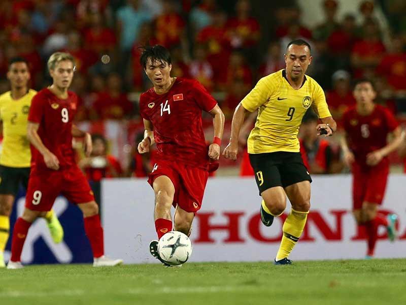 Tuấn Anh nỗ lực đánh chặn và làm tắt điện lão tướng Talaha. Ảnh: NGỌC DUNG