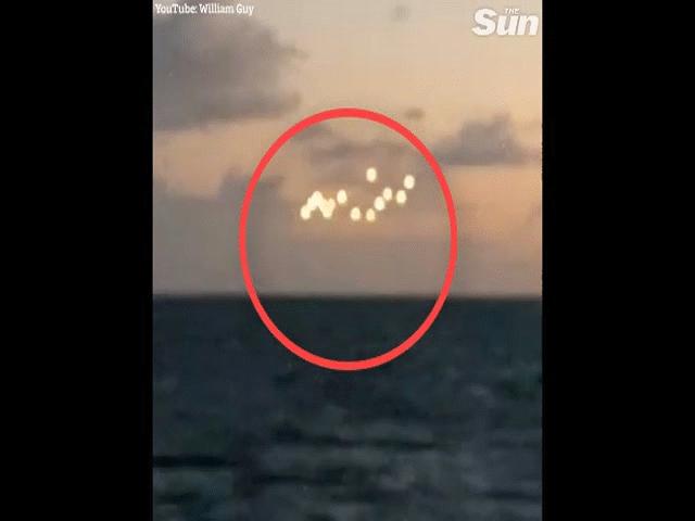 14 UFO bí ẩn xuất hiện cùng lúc ở ngoài khơi bờ biển Mỹ
