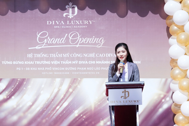 Bà Trần Trúc Ly – Đại diện Viện thẩm mỹ DIVA phát biểu khai trương Viện thẩm mỹ DIVA Trà Vinh