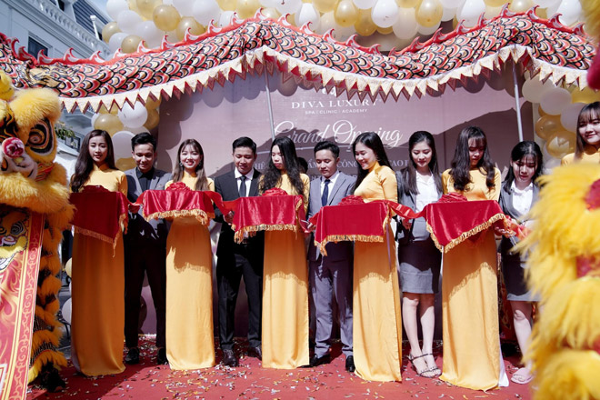 Đại diện ban giám đốc thực hiện lễ cắt băng khai trương Viện thẩm mỹ DIVA chi nhánh Trà Vinh