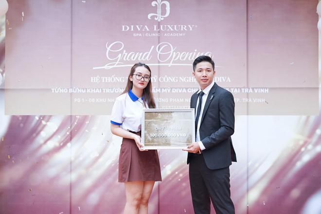 Tại sự kiện nhiều khách hàng may mắn nhận được những phần quà hấp dẫn