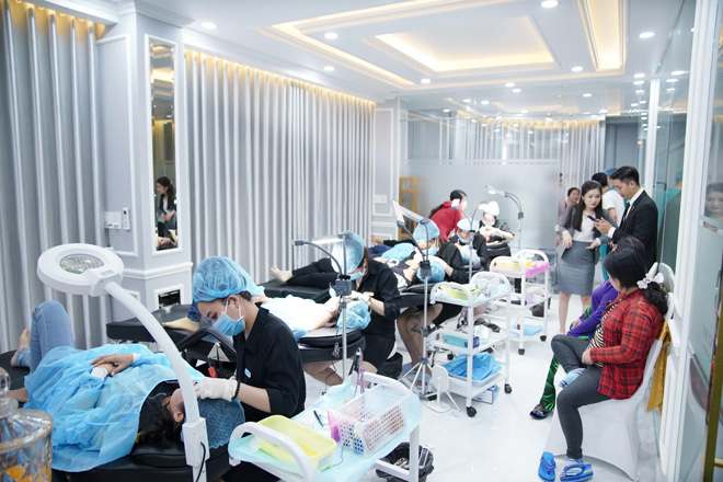 Ngày khai trương, các phòng dịch vụ của Viện thẩm mỹ DIVA đều chật kín khách.