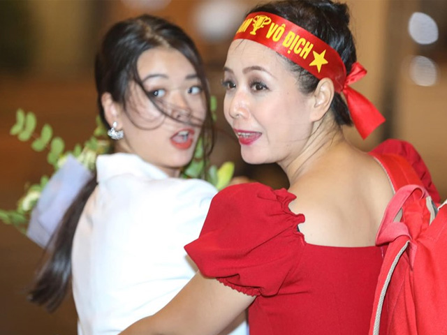 Đời sống Showbiz - NSƯT Chiều Xuân cùng con gái xuống phố "đi bão" sau trận Việt Nam thắng Malaysia