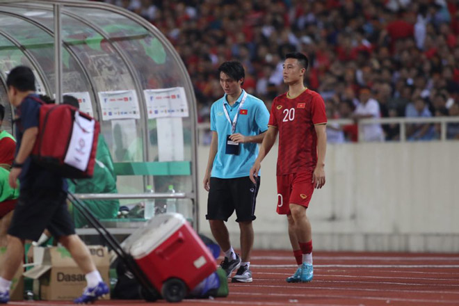 Tiền vệ này phải rời sân sau hiệp một
trận đấu với Malaysia do bị đau ở đùi