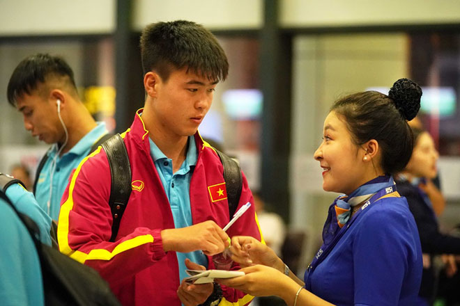 Duy Mạnh ký tặng người hâm mộ