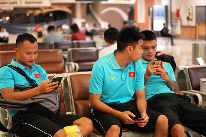 Các tuyển thủ phải dậy lúc nửa đêm để
đáp chuyến bay từ Hà Nội về Tp. Hồ Chí Minh trước khi lên đường
sang Indonesia