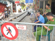Tin tức trong ngày - Du khách bị cấm vào chụp ảnh ở phố cà phê đường tàu đến bao giờ?