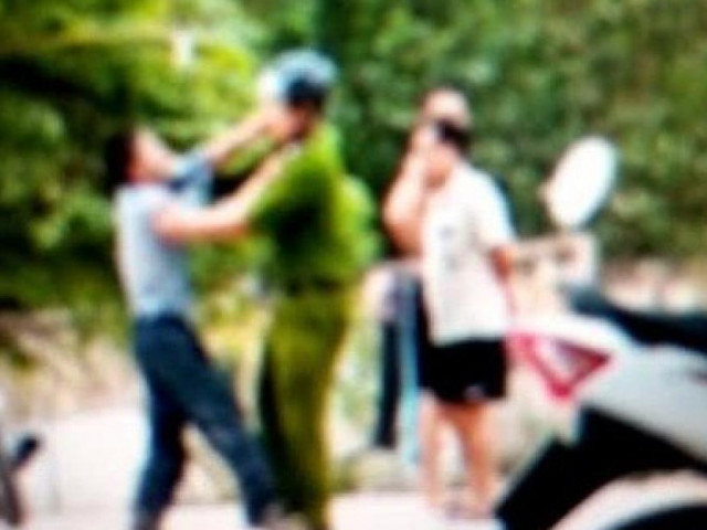 Pháp luật - Thiếu niên 17 tuổi vi phạm luật giao thông còn tông xe vào công an