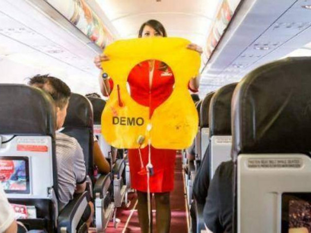 Tin tức trong ngày - Nữ hành khách "chôm" áo phao trên máy bay