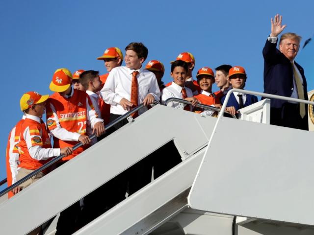 Thế giới - Những vị khách chưa từng thấy trên chuyên cơ Không lực Một của Tổng thống Trump