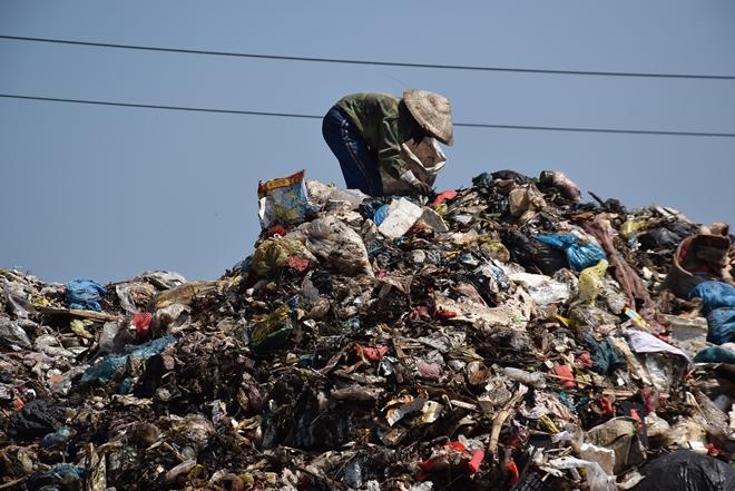 Những người dân kiếm sống ở núi rác.