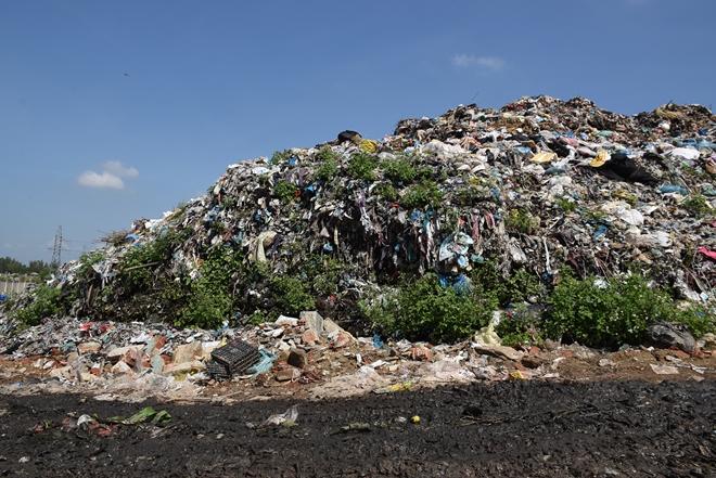 Rác đã chất thành núi khiến người dân sinh sống ở hai thôn Bầu Ốc và Bến Trễ (xã Cẩm Hà) phải chịu ô nhiễm nặng nề.