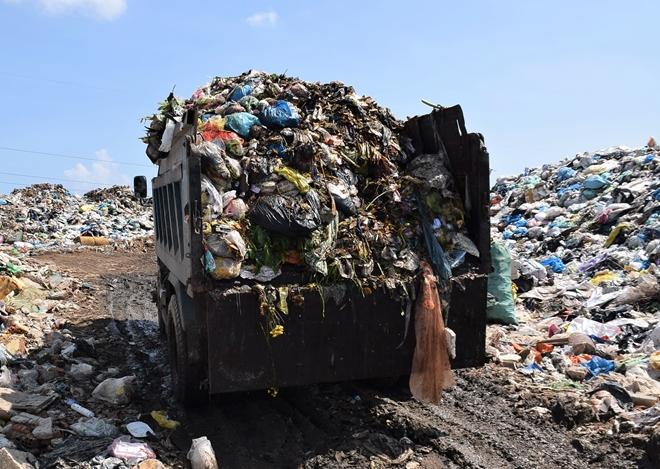 Theo UBND TP. Hội An, từ ngày 27-7, Công ty Cổ phần Môi trường Đô thị Quảng Nam dừng vận chuyển rác thải từ bãi rác Cẩm Hà đến khu xử lý rác thải Tam Xuân 2 (huyện Núi Thành, tỉnh Quảng Nam) khiến cho lượng rác thải trên địa bàn thành phố Hội An ứ đọng tại bãi rác Cẩm Hà.
