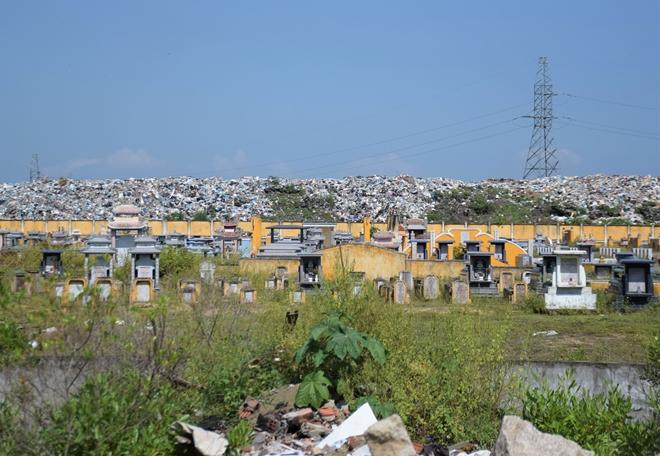 Theo ghi nhận, đến chiều ngày 11-10, bãi rác Cẩm Hà (TP. Hội An, tỉnh Quảng Nam) vẫn đang phải chịu hàng trăm ngàn tấn rác thải từ khắp các nơi trên TP. Hội An đổ về mà chưa có phương án xử lý.