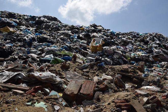 Trước tình trạng này, ông Nguyễn Văn Sơn, Phó chủ tịch UBND TP Hội An chỉ đạo các xã, phường tiếp tục tuyên truyền, vận động người dân thực hiện tốt việc phân loại rác tại nguồn; Khẩn trương thống kê danh sách các hộ gia đình có diện tích đất vườn rộng để hướng dẫn xử lý rác hữu cơ tại chỗ nhằm giảm thiểu lượng rác chuyển về bãi Cẩm Hà.