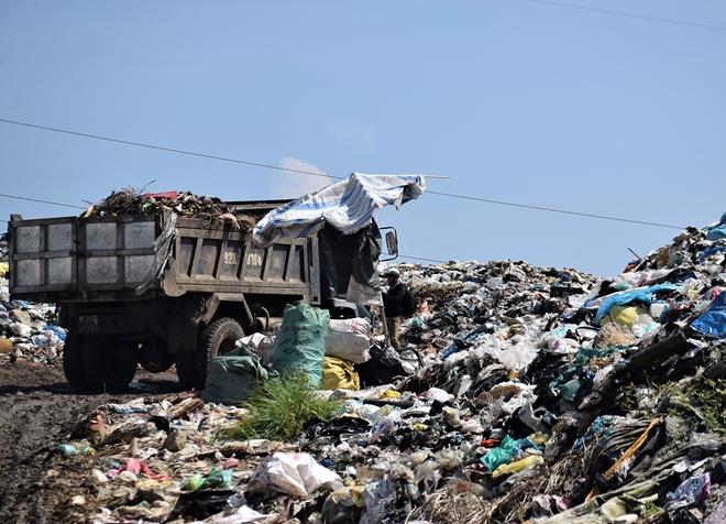 Đến cuối tháng 9, lượng rác ùn ứ tại đây lên đến khoảng 272.852 tấn, tương đương với 100 tấn/ngày.