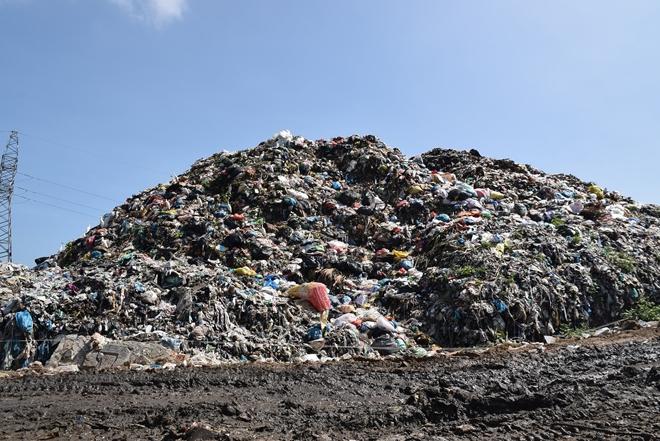 Trong khi lò đốt rác tại thành phố này đã ngừng hoạt động từ tháng 10-2018, Nhà máy sản xuất phân compost (Công ty CP Công trình công cộng Hội An) hoạt động kém hiệu quả do thiết bị thường xuyên hư hỏng.