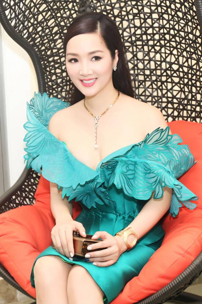 Hoa hậu Giáng My đúng là tường thành nhan sắc khó ai vượt qua, làn da trắng không tỳ vết được tôn lên qua mẫu váy trễ vai màu xanh ngọc hút mắt.&nbsp;