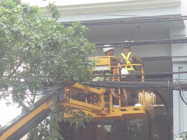 Tin tức trong ngày - Sự thật thông tin công nhân cây xanh dùng xe chuyên dụng thay bóng đèn cho khách sạn