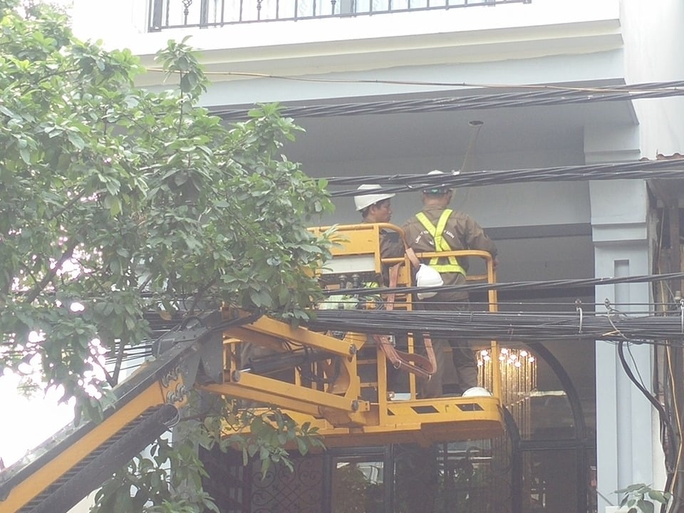 Sự thật thông tin công nhân cây xanh dùng xe chuyên dụng thay bóng đèn cho khách sạn - 2