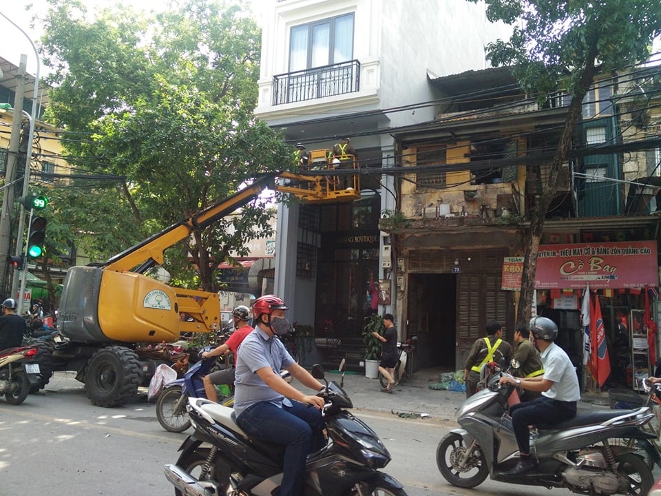 Hình ảnh lan truyền trên mạng xã hội nghi là công nhân dùng xe chuyên dụng thay bóng đèn cho khách sạn. Ảnh: D.H