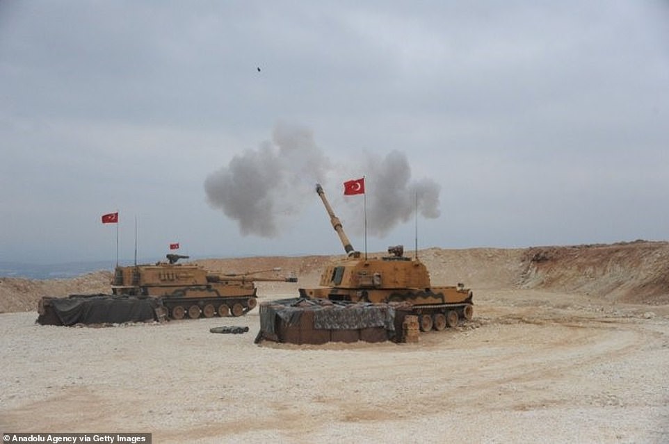 Xe tăng của quân đội Thổ Nhĩ Kỳ tham gia vào chiến dịch "Mùa xuân Hòa bình" tại miền bắc Syria (Ảnh: GETTY)