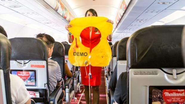 Hành khách chỉ được sử dụng áo phao khi có yêu cầu của tiếp viên trong trường hợp chuyến bay phải hạ cánh khẩn cấp xuống nước - Ảnh minh họa