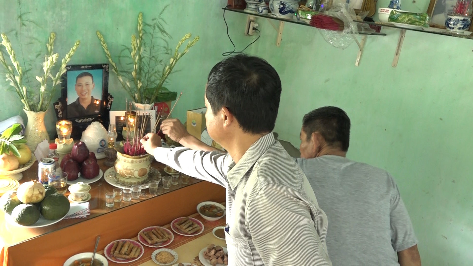 &nbsp;Nhiều người đến nhà tiễn biệt Nhân về với đất mẹ