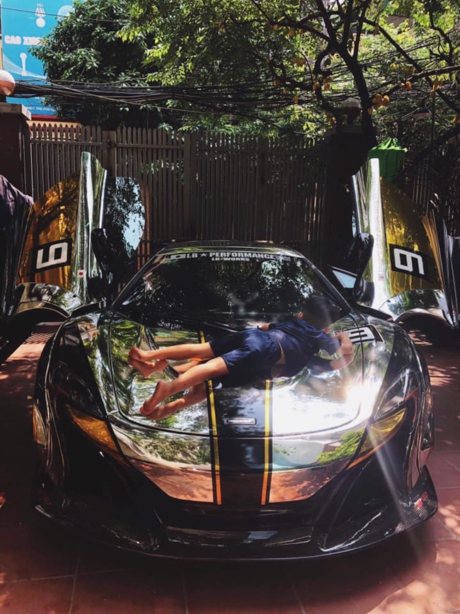 Khi tham gia hoạt động Car Pasion 2019, ông xã siêu mẫu Ngọc Thạch đã đưa siêu xe đi tân trang lại chỉn chu.