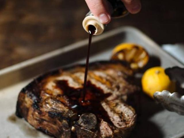 Thị trường - Tiêu dùng - Loại giấm vua đắt nhất TG: ủ trong 2 thập kỷ bằng 7 loại gỗ khác nhau