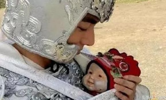 Nếu máy quay không
zoom vào cận cảnh sẽ không bị phát hiện ra lỗi hài hước
này.