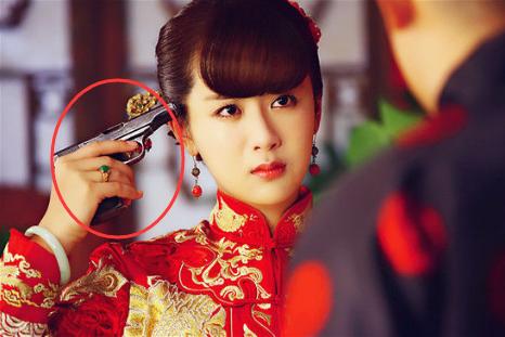 Dương Tử dọa chết nhưng tay không
chạm cò súng.