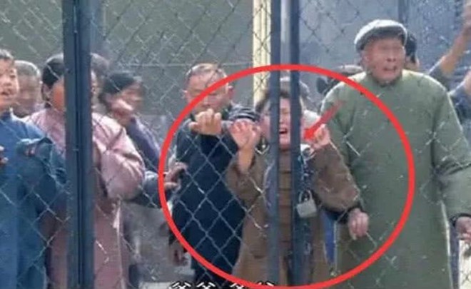 Cổng không hề khóa mà ai nấy đều khóc
lóc thảm thương, tưởng bị ngăn lại.