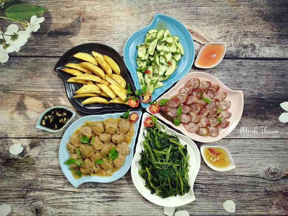 Không chỉ trang trí, bày biện đẹp mắt, hài hòa về màu sắc, mâm cơm gia đình chị còn đầy đủ chất dinh dưỡng.