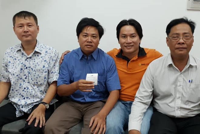 Anh Hiểu (áo xanh) không che mặt, vui vẻ chụp ảnh tại điểm bán hàng