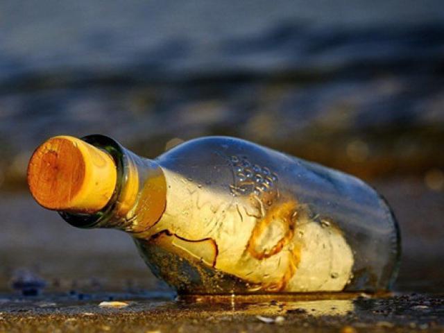 Chuyện lạ - Tìm thấy lá thư trong chai trôi dạt 11.000km chứa thông điệp kỳ lạ