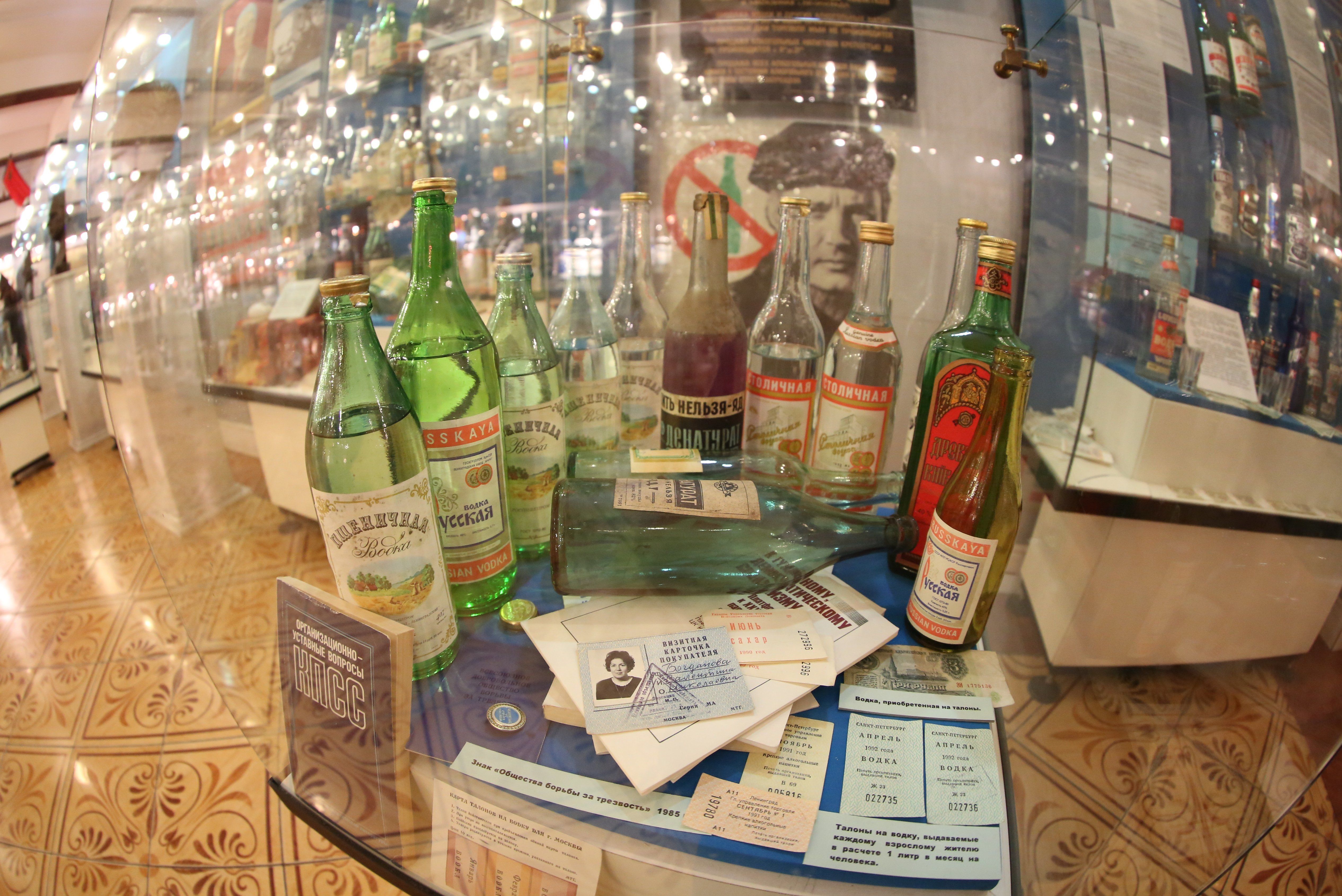 Muốn mua rượu vodka dưới thời lãnh đạo Liên Xô Mikhail Gorbachev cần phải được sự cho phép của chính quyền.