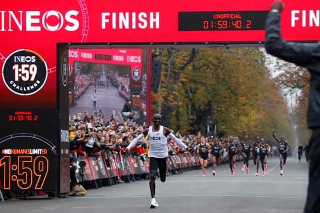 Eliud Kipchoge được ví như "Người ngoài hành tinh" khi chạy marathon dưới 2 giờ