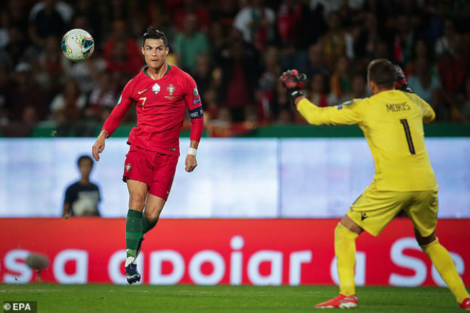 Ronaldo tỏa sáng áp sát cột mốc 700 bàn, cho Messi &#34;hít khói&#34; kỷ lục - 1