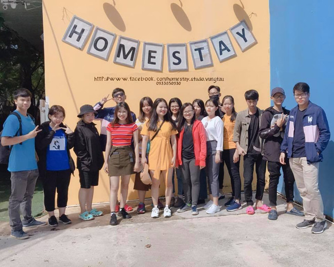 Các bạn trẻ check in tại góc xinh lung linh của Studio Homestay