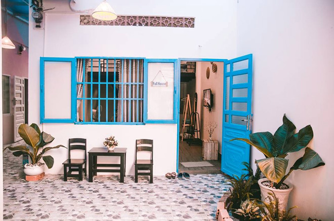 Ngôi nhà mộc mạc giản đơn tạo nên không gian tĩnh lặng để chiêm nghiệm về cuộc đời