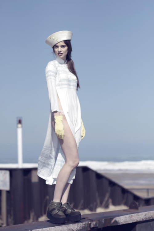 Người mẫu mặc áo dài không quần chụp ảnh bị chỉ trích. 