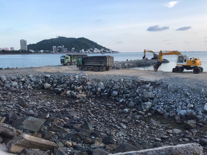 Dự án lấp biển làm thủy cung vẫn ồ ạt chiều 12-10