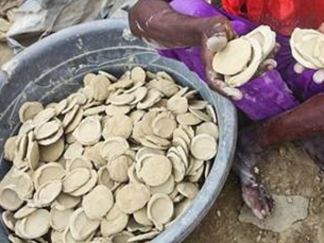 Thị trường - Tiêu dùng - Thứ đặc sản làm từ bùn nhão và cách thưởng thức  “rùng mình"