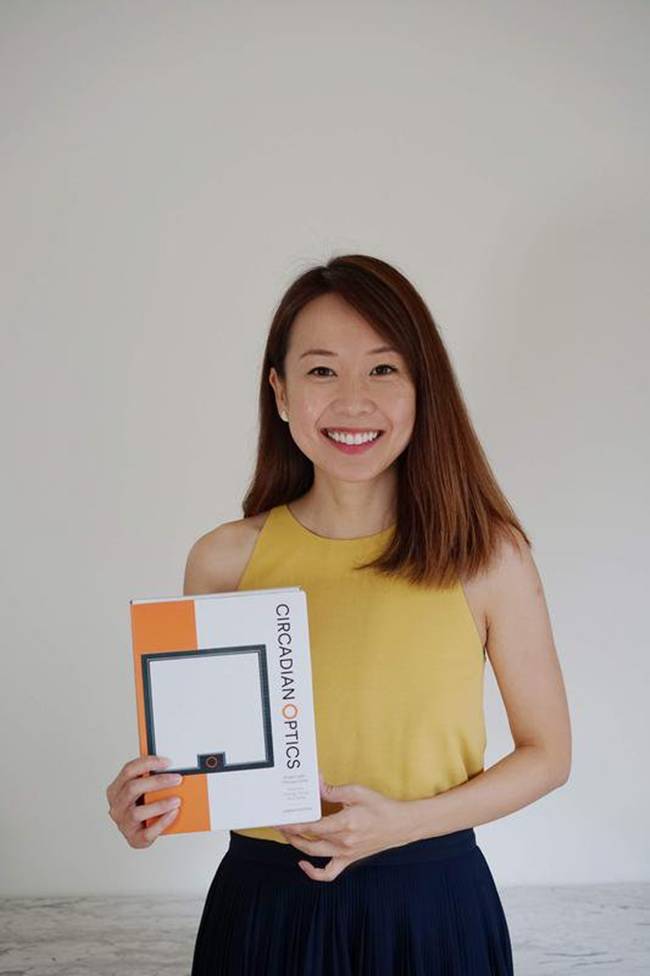 Sau khi tốt nghiệp cao đẳng ở Malaysia, Amber Leong đến Mỹ học rồi ở lại làm việc. Sau đó, cô nghỉ việc để kinh doanh đèn ánh sáng trị liệu và lập công ty có tên là Circadian Optics cùng chồng. Những chiếc đèn này có ánh sáng mô phỏng ánh sáng mặt trời. 