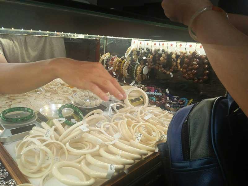 Đồ trang sức được giới thiệu là ngà voi bày bán ở Kiên Giang.