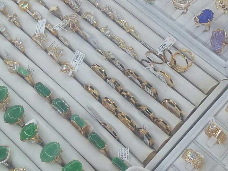 Nhẫn được giới thiệu làm từ lông đuôi voi, ngà voi ở chợ Gò Dầu, Tây Ninh.