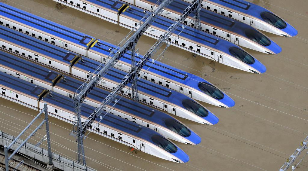 Tàu Shinkansen ngập trong nước tại một bãi đậu ở tỉnh Nagano. Ảnh: SANKEI