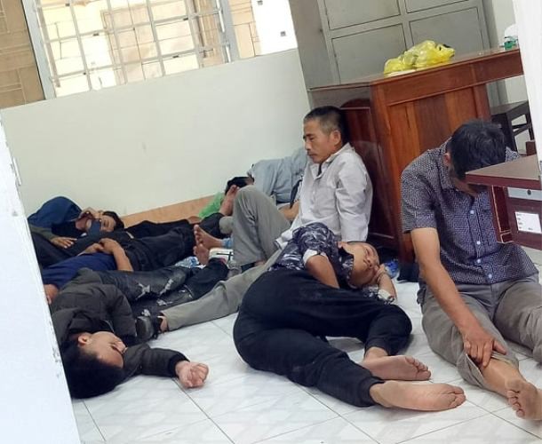 Con bạc nằm ngủ say sưa sau khi bị bắt giữ